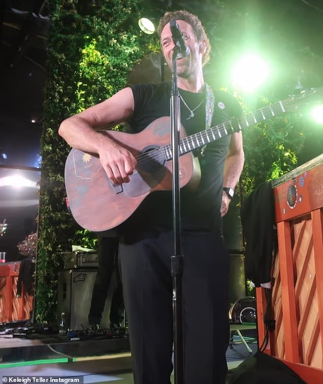 ستارگان هالیوود در عروسی پرزرق و برق مدیرعامل ریپل 1 102341553 15121299 The bride and groom hired the ultimate wedding singer with Coldp a 62 1758557817601